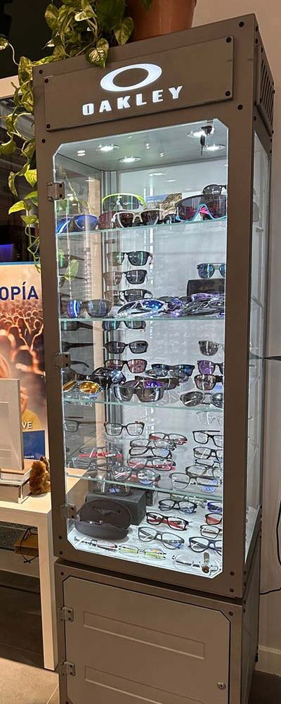Óptica Daura estante con gafas